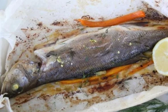 Sea bass in parchment paper with asparagus and leek cream